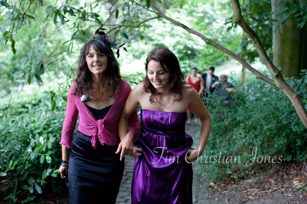 Bride’s mother and daughter walking up the path to the Temple of Apollo in Stourton